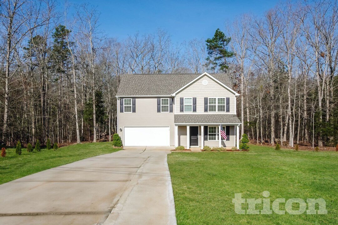 5308 Tucker Phillips Dr in Wingate, NC - Foto de edificio
