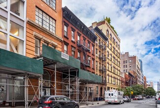 210 West 17th Street in New York, NY - Foto de edificio - Building Photo