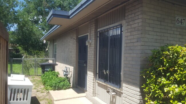 647 Morningview Dr in San Antonio, TX - Foto de edificio - Building Photo