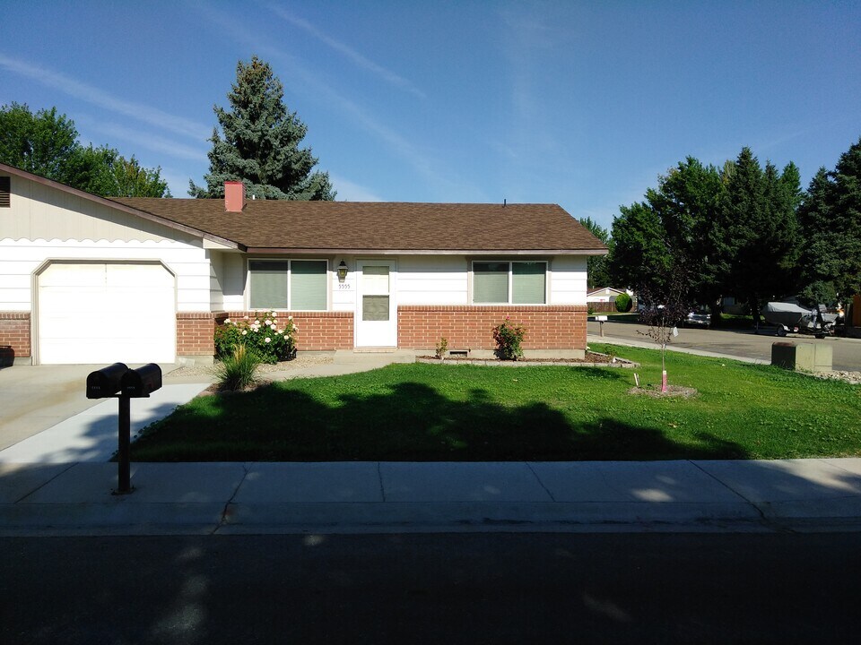 5555 N Millrun Ave in Garden City, ID - Building Photo