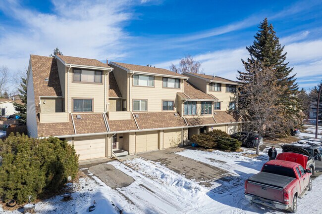 305 Woodvale Cres SW in Calgary, AB - Building Photo - Primary Photo