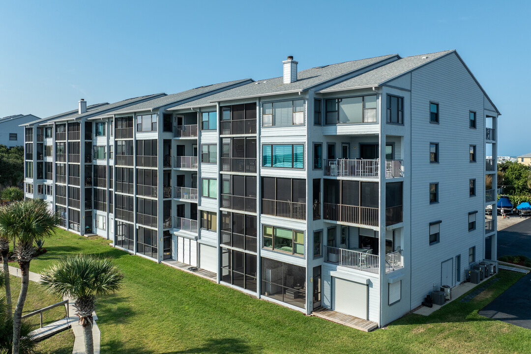 Cedar Island Club Condominiums in New Smyrna Beach, FL - Building Photo