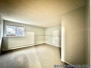 715 N Main St, Unit 5 in Fall River, MA - Foto de edificio - Building Photo