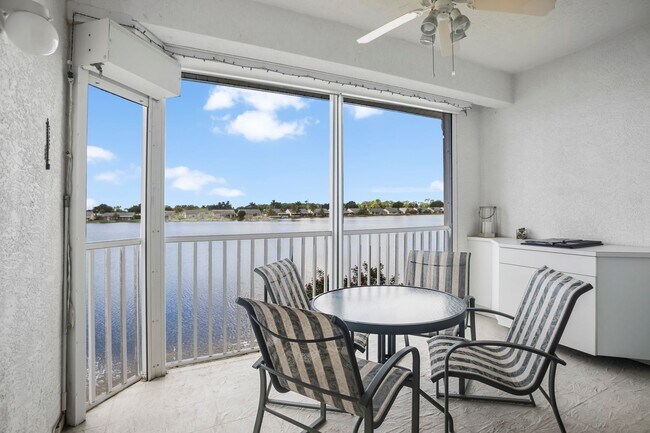 3320 W Crown Pointe Blvd in Naples, FL - Building Photo - Building Photo