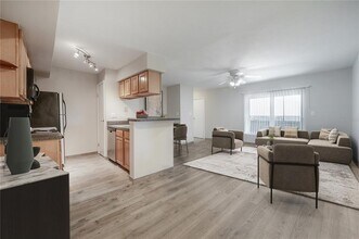 9100 Dr M.L.K. Jr St N in St. Petersburg, FL - Foto de edificio - Building Photo