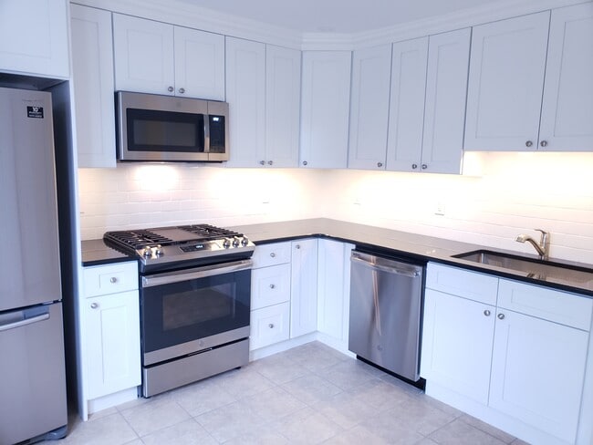 8026 Germantown Ave, Unit 2nd in Philadelphia, PA - Building Photo - Building Photo