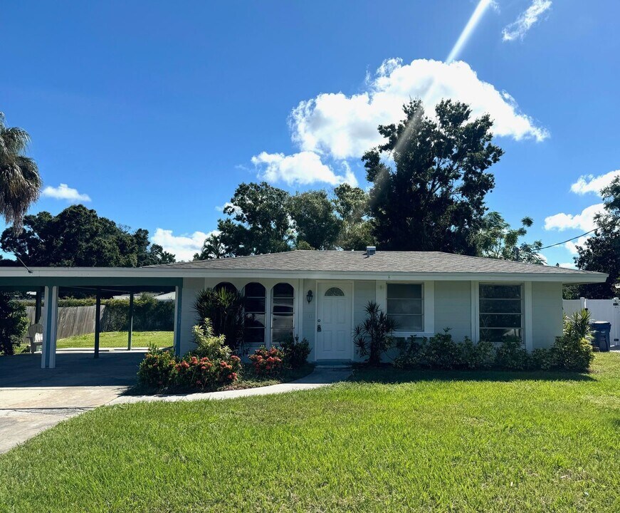 6057 Carlton Ave in Sarasota, FL - Building Photo