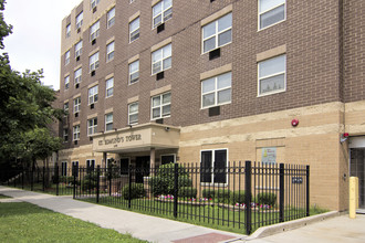 St. Edmund's Tower in Chicago, IL - Foto de edificio - Building Photo