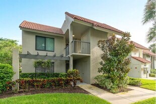 5750 Fairway Park Ct, Unit 101 in Boynton Beach, FL - Building Photo