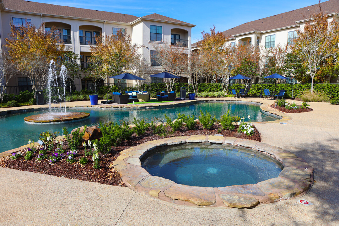 Paramount at Cedar Lodge in Baton Rouge, LA - Foto de edificio