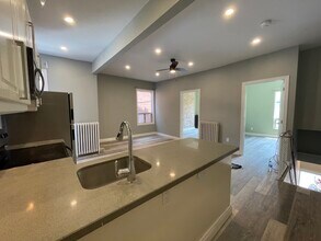 822 Dundas St W in Toronto, ON - Building Photo - Building Photo