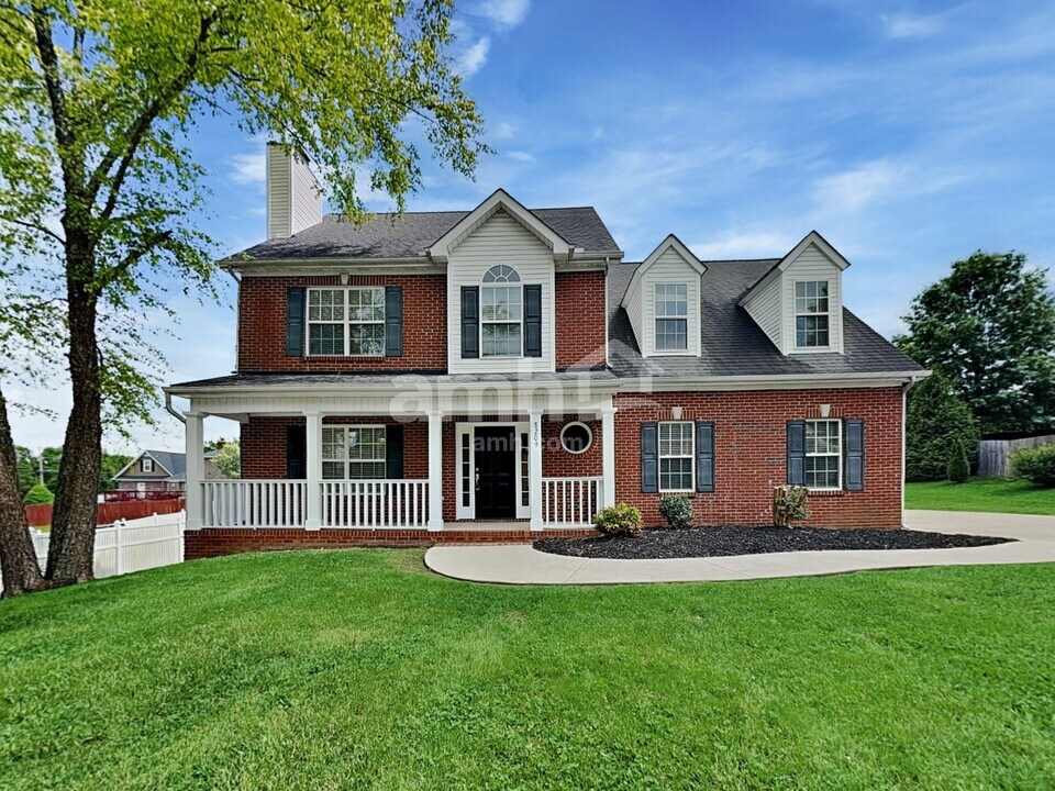 8209 Jade Tree Ln in Knoxville, TN - Foto de edificio