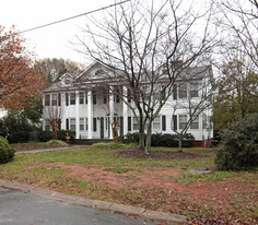 611 SE Colonial Cir Apartments