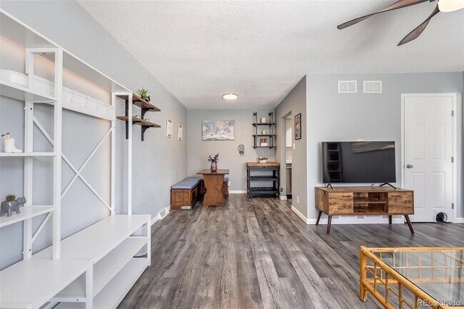 1135 S Oneida St, Unit F in Denver, CO - Building Photo - Building Photo