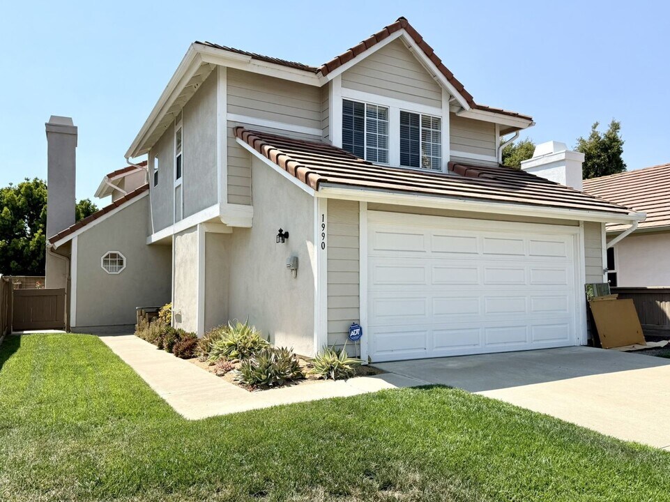 1990 Willow Ridge Dr in Vista, CA - Foto de edificio