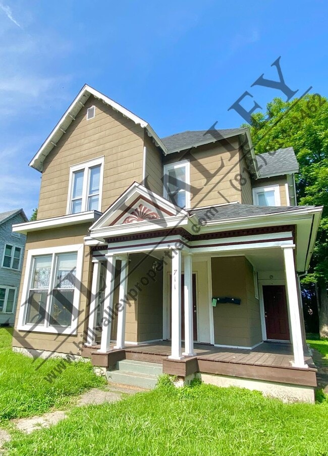 property at 711 S 7th St