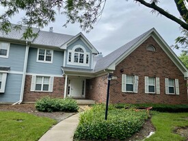 5S510 Scots Dr in Naperville, IL - Building Photo