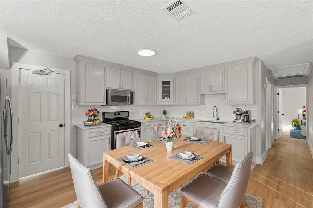 915 Avenue E in Rosenberg, TX - Building Photo