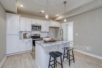12403 S Parkwood Ln in Lee's Summit, MO - Building Photo - Building Photo