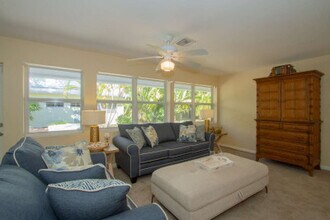 2985 Binnacle Dr in Naples, FL - Foto de edificio - Building Photo