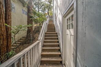 7099 Pinehaven Rd in Oakland, CA - Building Photo - Building Photo