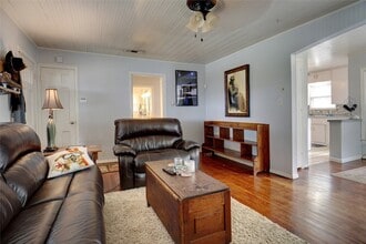 201 W Wall St in Grapevine, TX - Foto de edificio - Building Photo