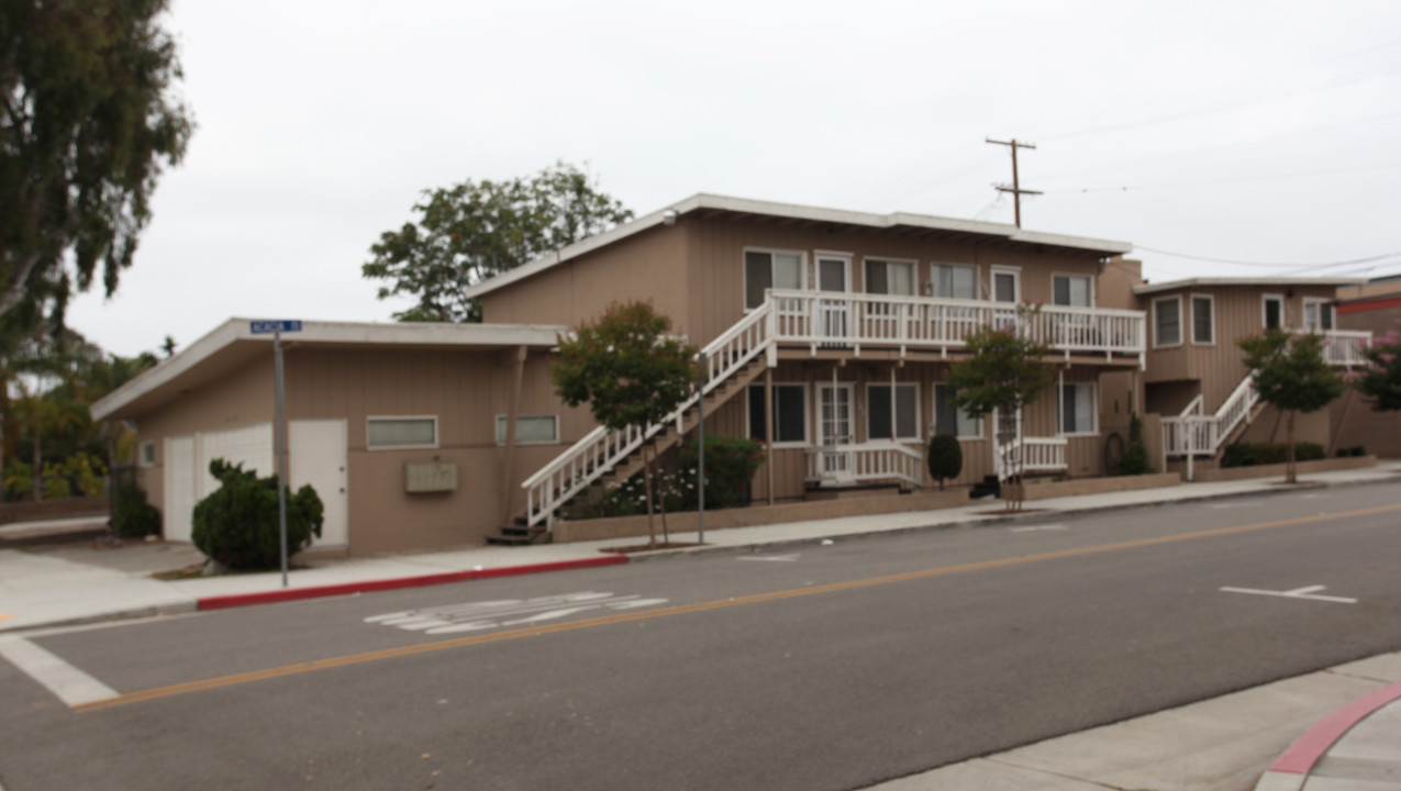 209 Acacia Ave in Huntington Beach, CA - Building Photo