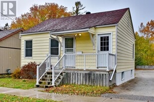 23 Seventh St in Collingwood, ON - Building Photo