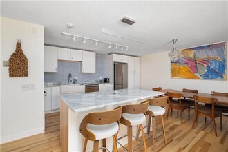 66 Girard Ave in Newport, RI - Foto de edificio - Building Photo