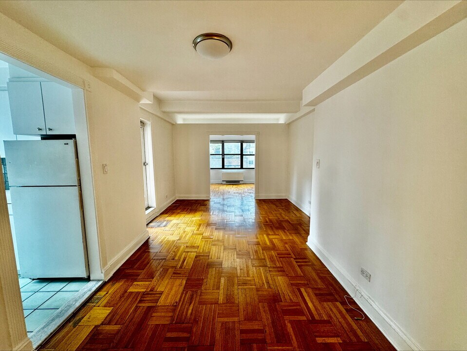 140 E 56th St in New York, NY - Building Photo