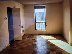 77 Pond Ave, Unit 612 in Brookline, MA - Foto de edificio - Building Photo