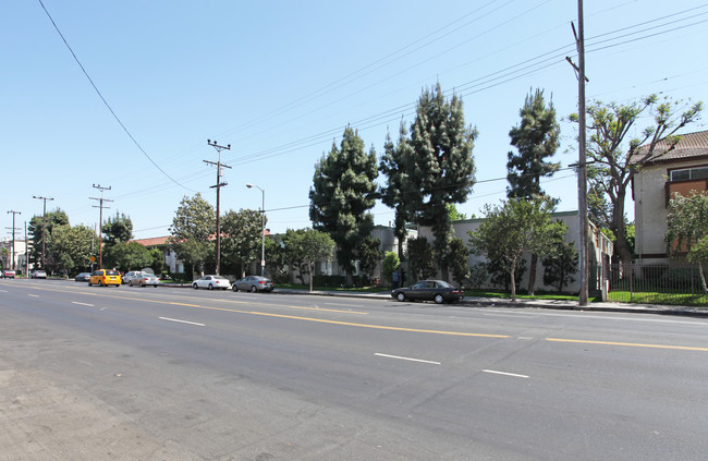 Burbank Oaks Apartments in Sherman Oaks, CA - Building Photo - Building Photo