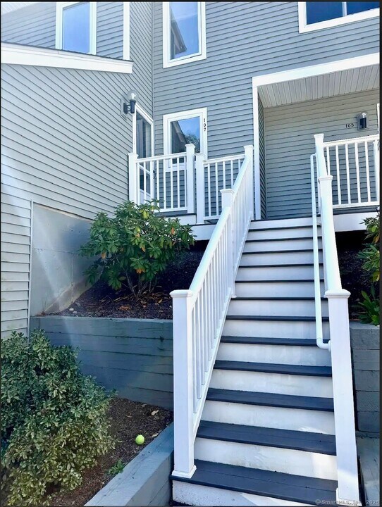 107 Glen Dr in New Canaan, CT - Building Photo