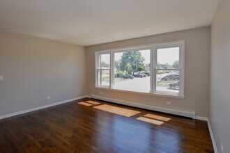60 N Wolf Rd in Wheeling, IL - Foto de edificio - Building Photo