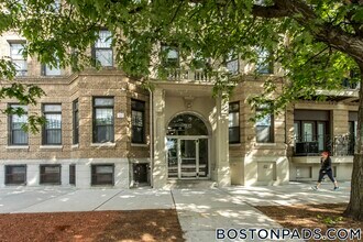 1135 Commonwealth Ave in Boston, MA - Building Photo - Building Photo