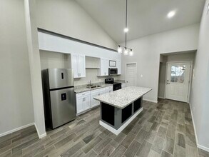 97 N County Rd 253, Unit 2 in Eagle Pass, TX - Foto de edificio - Building Photo