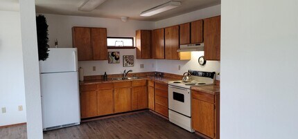 568 NW Silver Meadow Ln, Unit Apartment in Bremerton, WA - Building Photo - Building Photo