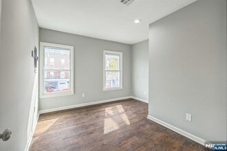 541 Union Ave, Unit 2 in Paterson, NJ - Foto de edificio - Building Photo