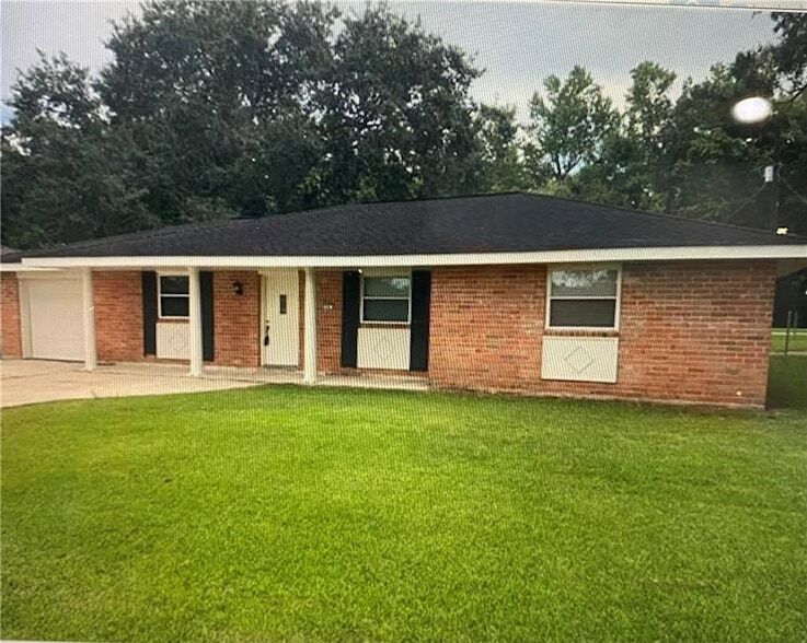 319 Desoto Dr in Luling, LA - Building Photo