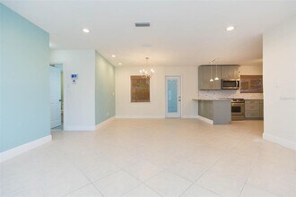 301 89th Ave NE in St. Petersburg, FL - Building Photo - Building Photo