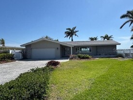 11055 7th St E in Treasure Island, FL - Building Photo