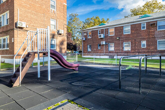 Joyce Gardens Cooperative in Flushing, NY - Foto de edificio - Building Photo