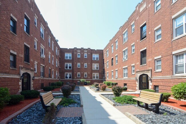 644 W Oakdale Ave, Unit A04C