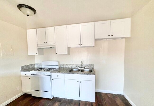 6729 Woodley Ave in Van Nuys, CA - Building Photo - Building Photo