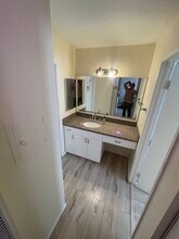 17900 Sherman Way, Unit 234 in Reseda, CA - Foto de edificio - Building Photo