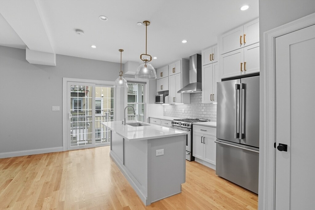 15 Morris St in Boston, MA - Building Photo