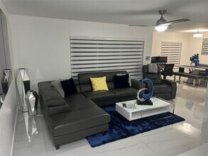 2425 NW 33rd St in Oakland Park, FL - Foto de edificio - Building Photo