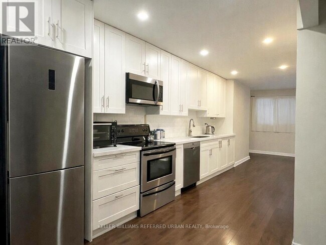 4 New Seabury Dr in Vaughan, ON - Building Photo - Building Photo