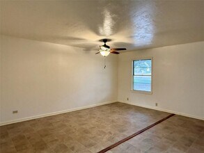 219 Moore St in Navasota, TX - Building Photo - Building Photo