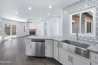 7034 S 42nd St in Phoenix, AZ - Building Photo - Building Photo